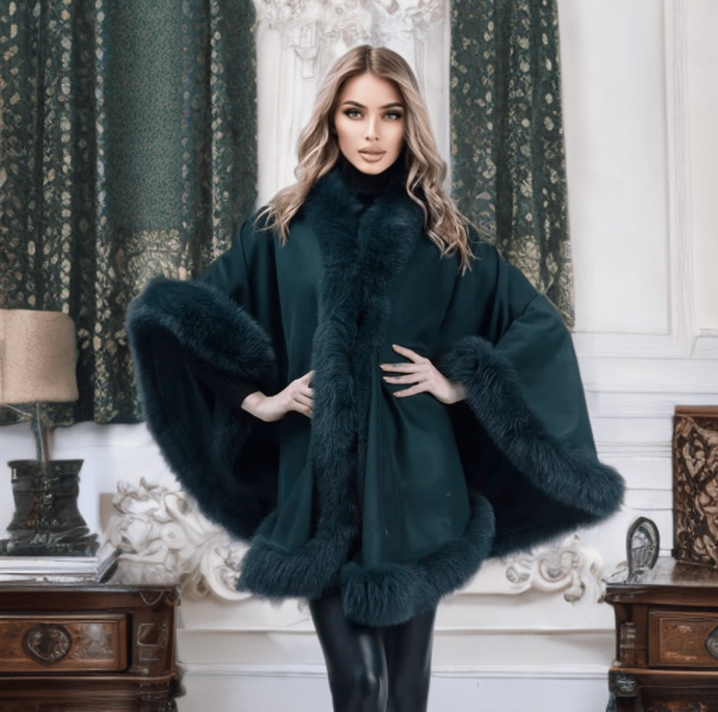 Płaszcz z lisa futrzane ponczo z lisem oversize ciemny butelkowa zieleń, GALA. Futrzany płaszcz damski od LEU.